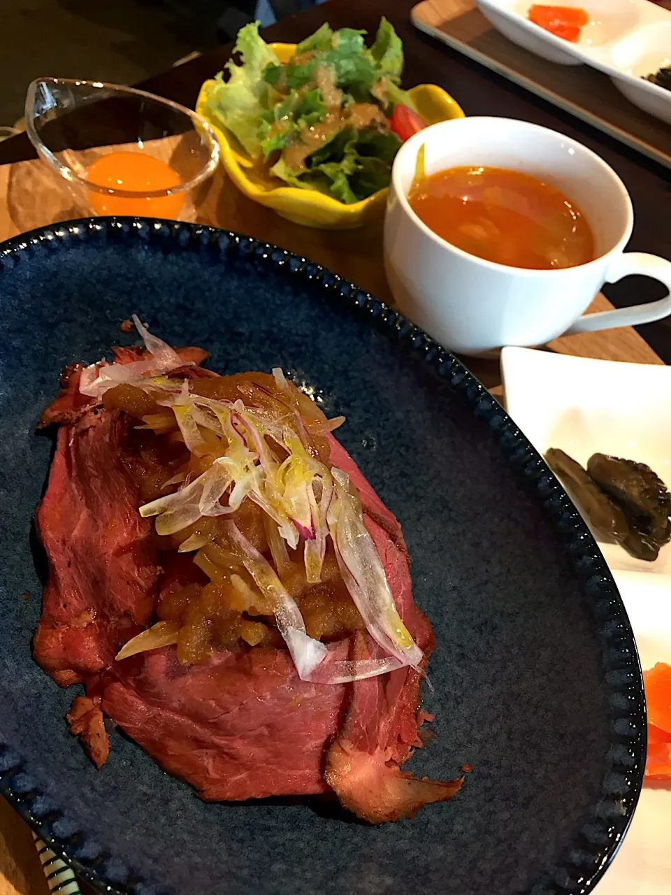 Snapdishの料理写真:玉ねぎ味噌漬のローストビーフ丼+肉増し@春のつけものカフェ 河村屋 大宮本店（北区別所町）|Kazuya Miyukiさん