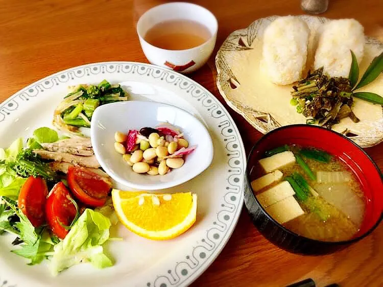 発芽玄米おにぎりランチ  🍀有機サラダ(エゴマとリンゴのドレッシング) 🍀塩麹の鶏ハム 🍀ミックス豆のダシ麹和え 🍀菜の花と糸寒天のダシ醤油 🍀凍み豆腐の味噌汁 🍀発芽玄米おにぎりに野沢菜漬け|Satosi Karasawaさん