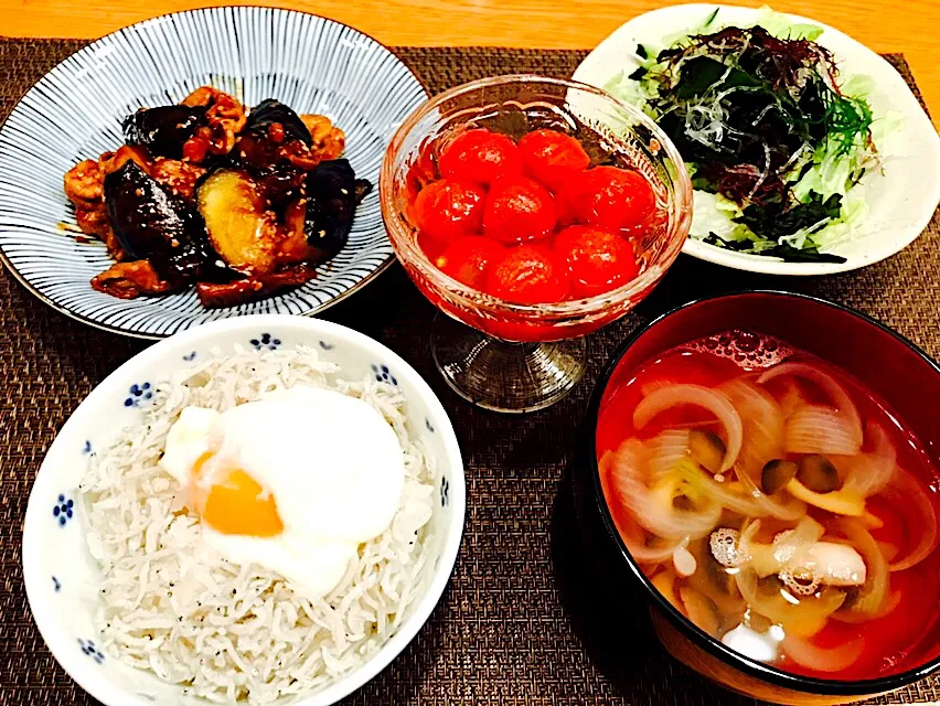 Snapdishの料理写真:我が家の晩ごはん
 #茄子と豚肉の味噌炒め 
 #とまとの甘酢漬け 
 #海藻サラダ 
#お吸い物
#しらす丼温玉のっけ|あお♡あおさん