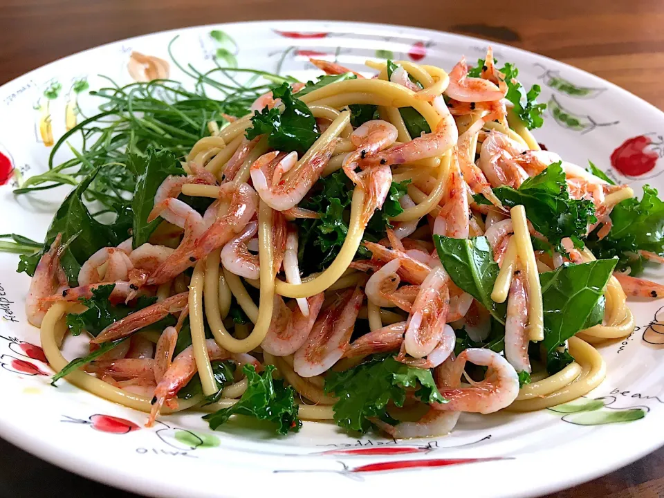 桜海老とサラダケールの冷製パスタ🦐🥬🍝|ぱぴこ家さん