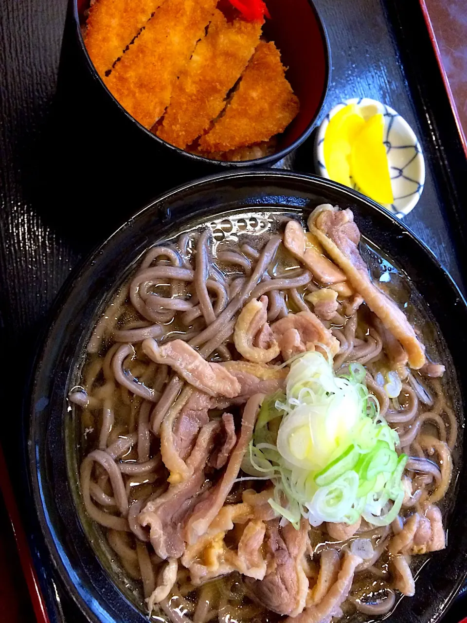 冷やし肉そば＋カレー風味のミニソースかつ丼 
#冷やし肉うどん 
 #ソースかつ丼|ま〜てぃんさん