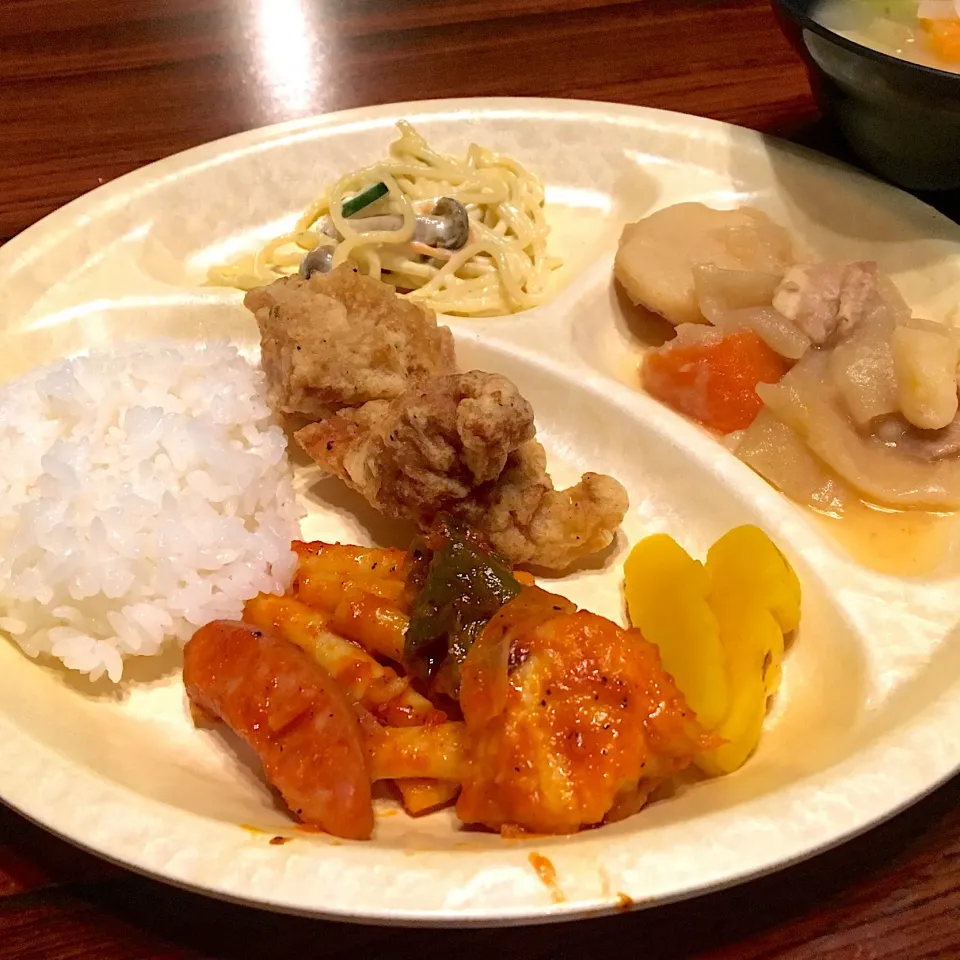 晩ごはん⭐️⭐️🔆
鶏の唐揚げ  肉じゃが  スパサラ  野菜のみそ汁  など|ぽんたさん