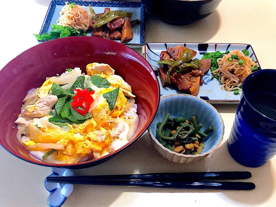 Snapdishの料理写真:4／25昼食 #昼ごはん
•親子丼 •豚バラとタケノコの煮物/白滝の明太炒め •蕨納豆|おさんどんさん