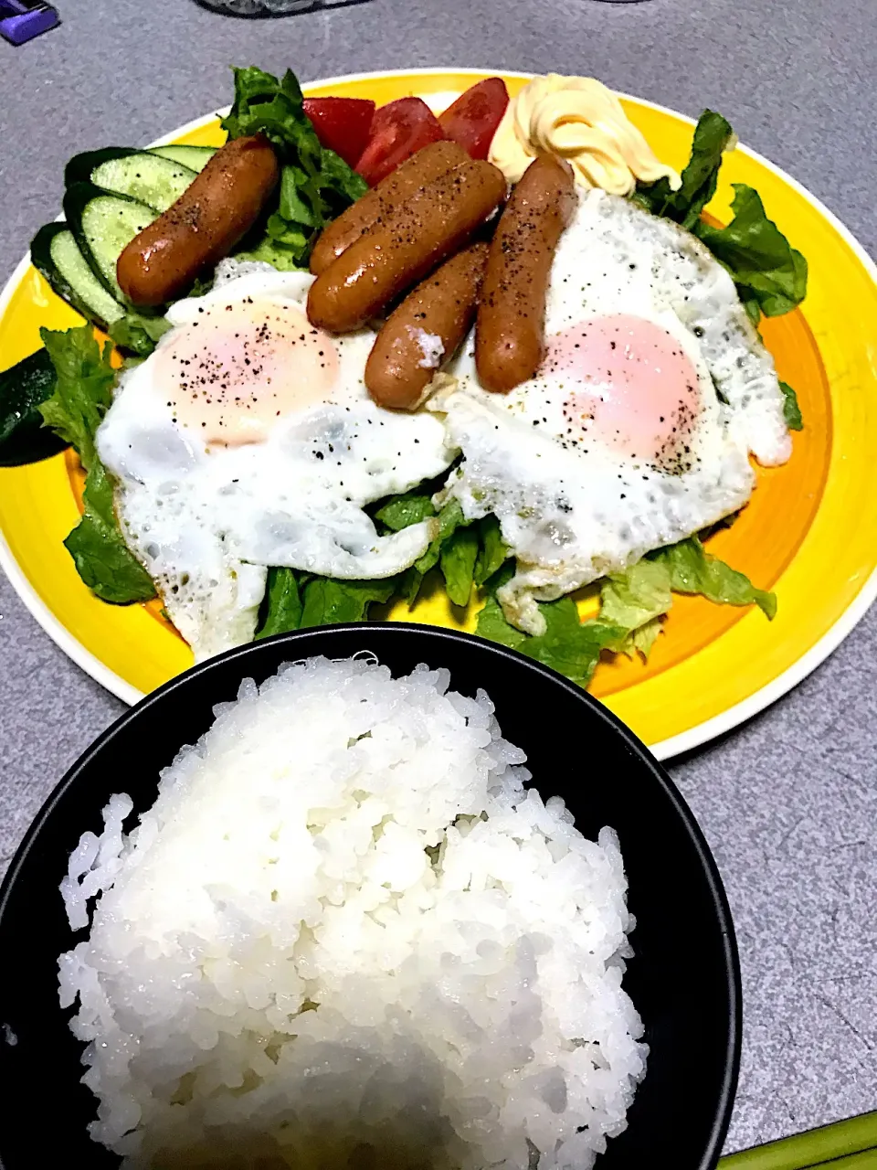 Snapdishの料理写真:キュウリには早めに塩を振って放置して浅漬け感覚にして食べました #夕飯 お粥白米、目玉焼き(ターンオーバーじゃないやつ)ウィンナー、トマトレタスキュウリサラダ|ms903さん