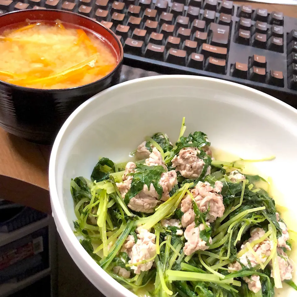 Snapdishの料理写真:水菜と豚肉の蒸し物・人参と玉ねぎの味噌汁|a-parkさん