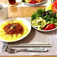 Snapdishの料理写真:ミートソース🍝りんごとセロリのサラダ🥗|あいちゃさん