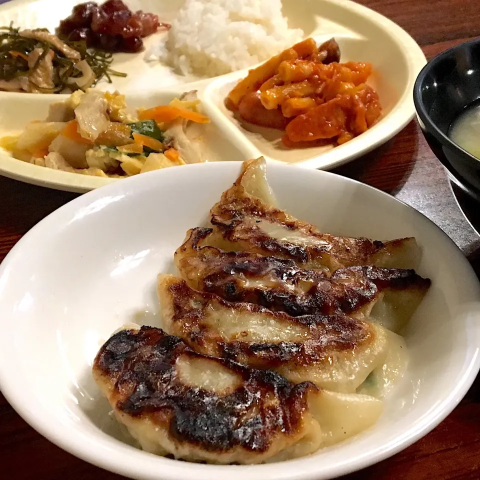 昼ごはん☀️☀️☀️
餃子🥟  煮物  切り昆布煮  野菜のみそ汁  など|ぽんたさん