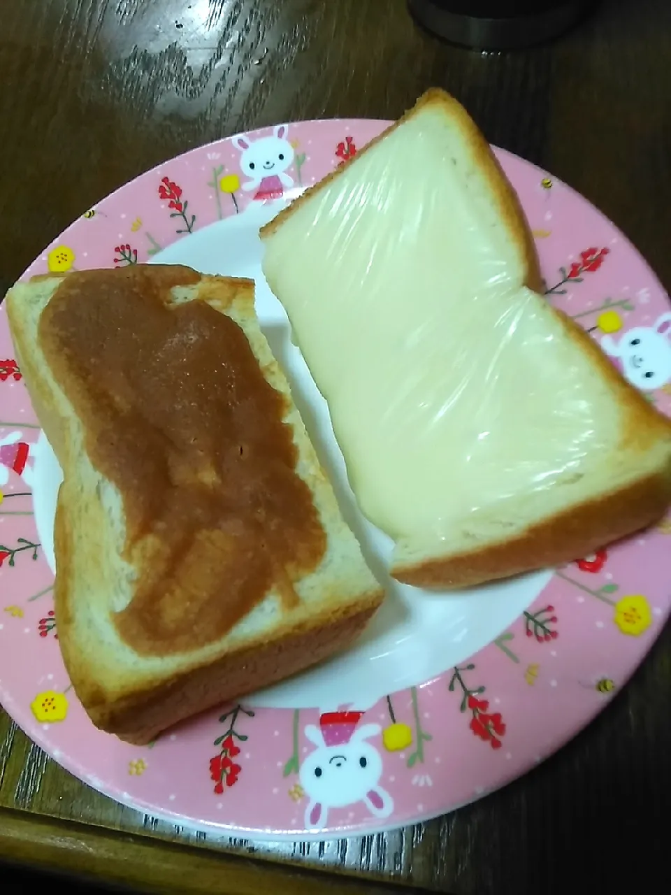 乃が美の食パンできなこトーストとチーズトースト😍
触っただけで柔らかさが分かる〜( *´ω`* )|すず(*^^*)さん