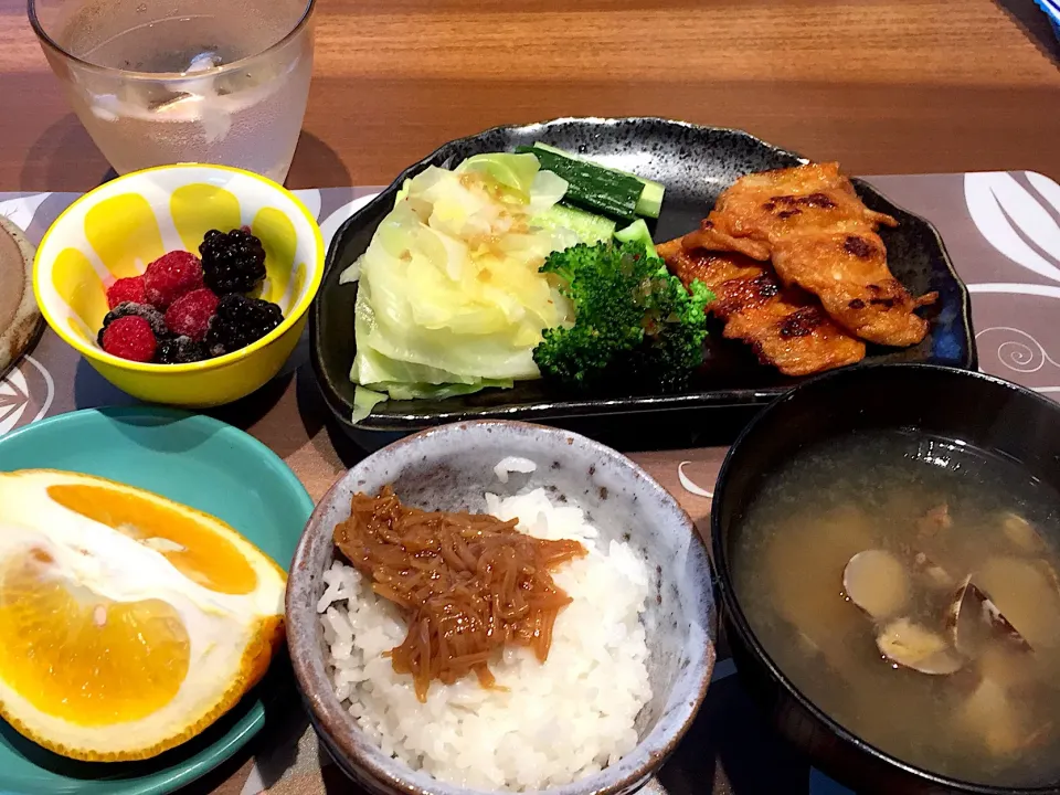 朝ごはん
はんぺん付け焼、ブロッコリー、茹でキャベツ、きゅうり、あさりの味噌汁、白米、ナメタケ、甘夏、ミックスベリー|かよちゃんさん