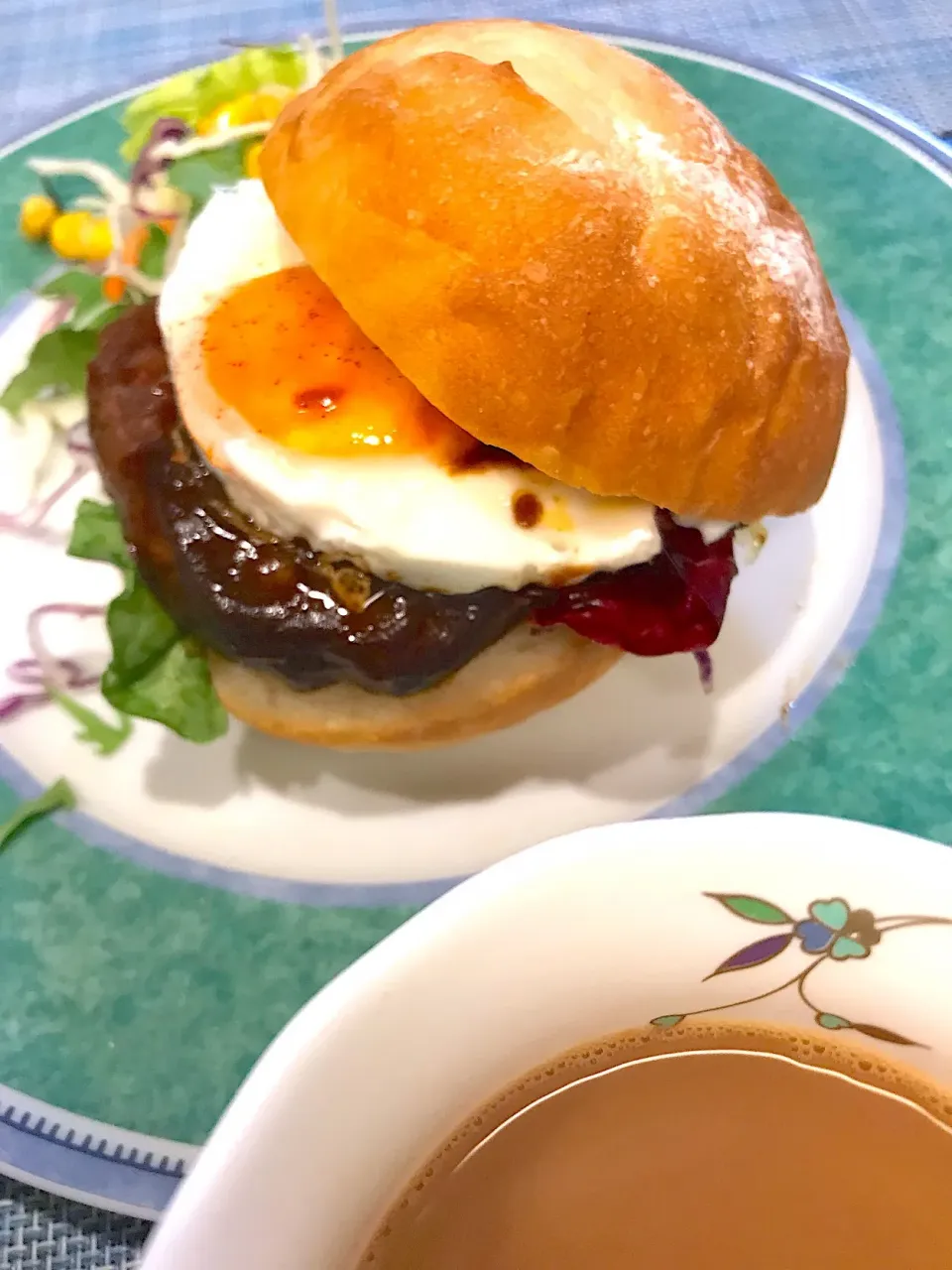 神戸屋エクシードの
米粉ふんわりフランス🇫🇷で月見バーガー🍔風|シュトママさん