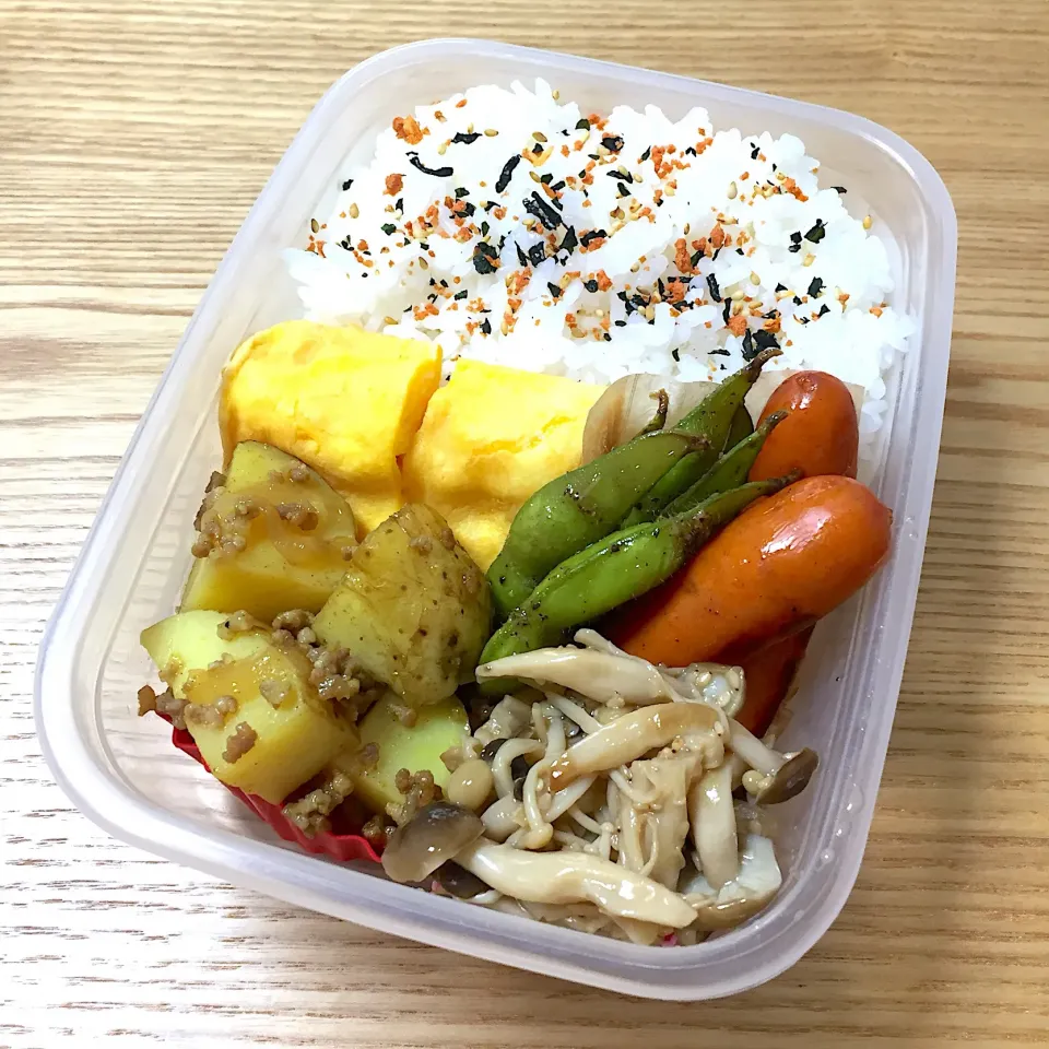 金曜日の旦那さんのお弁当☺︎ #お弁当記録  #玉子焼き  #ピリ辛キノコのナムル #新じゃがとひき肉のカレー炒め #台湾風枝豆  #ウインナー|むさけんさん