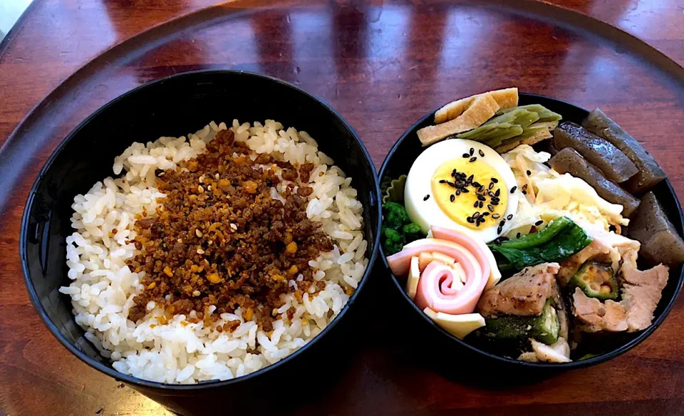 4月26日本日も息子弁当🍱🍙オクラの鳥肉まきまき🥓こんにゃく炒めなどなど #息子弁当🍱🍴  #サーモスランチジャー  #鶏肉  #オクラ  #札幌  #中島公園  #macaroni  #snapdish|Yukie  Toriseさん