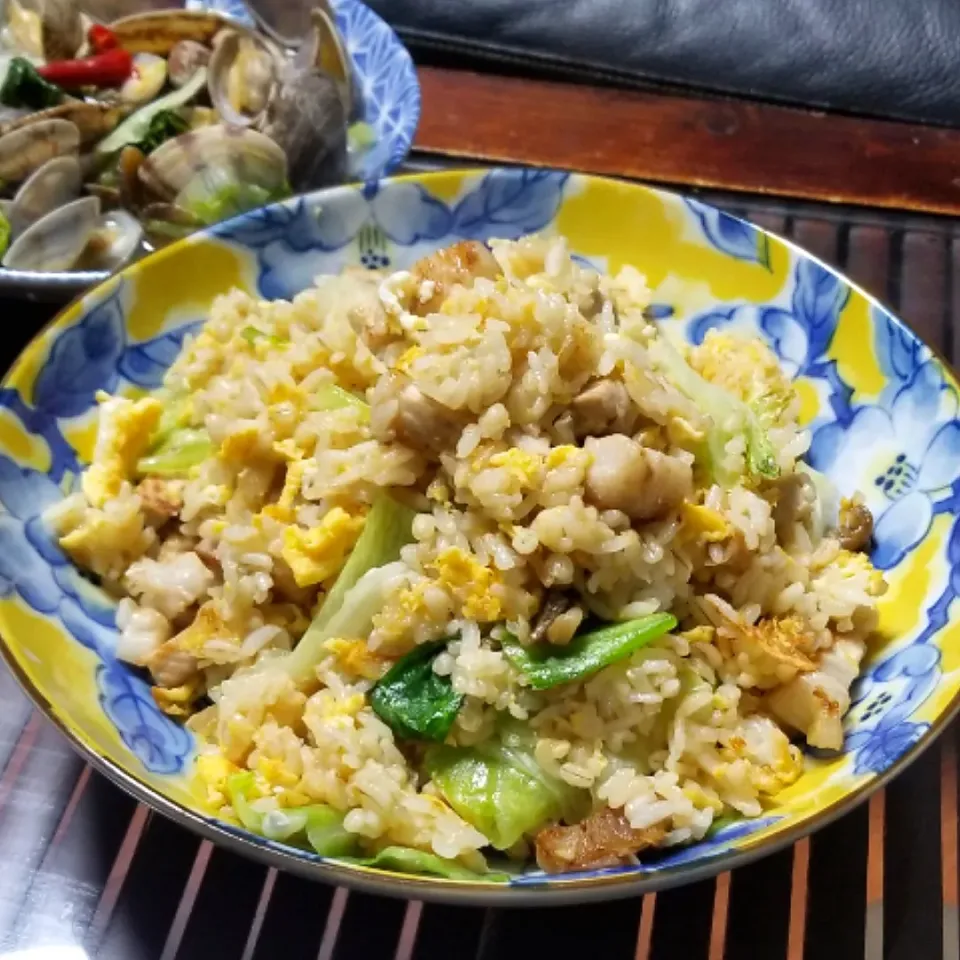 Snapdishの料理写真:昨日の夜ご飯は、
もち麦ご飯を使って、
豚肉とレタスとザーサイの炒飯♪(o^O^o)|dai.noriさん