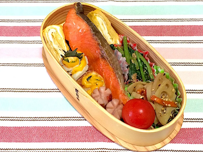 #旦那弁当  #パパ弁当  #曲げわっぱ弁当  #曲げわっぱ  #鮭の塩焼き弁当|ゆぴさん