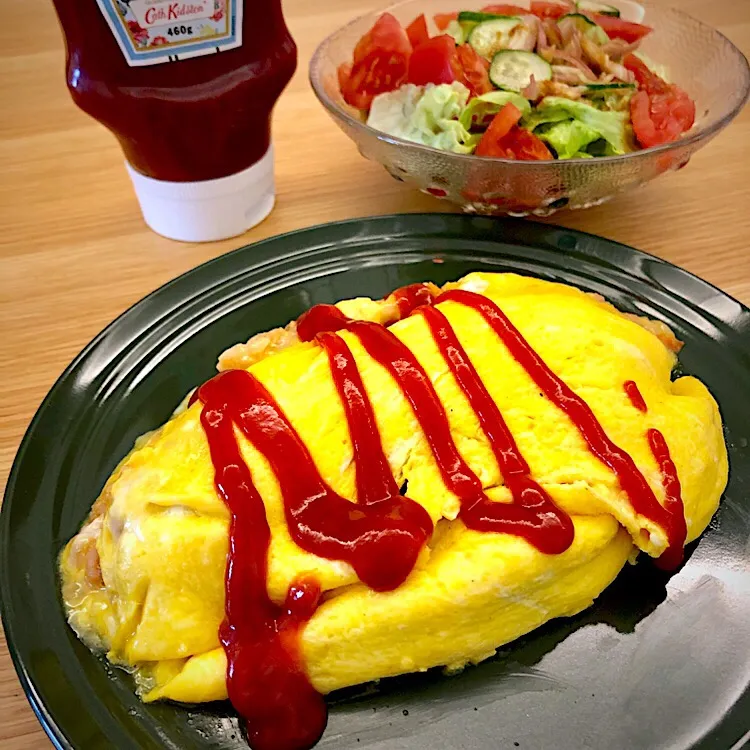 Snapdishの料理写真:きょうのお昼ごはん#チーズたっぷりオムライス#ひとりごはん#包むの難しい#ご飯入れるの欲張りすぎて失敗|ゆかｕさん