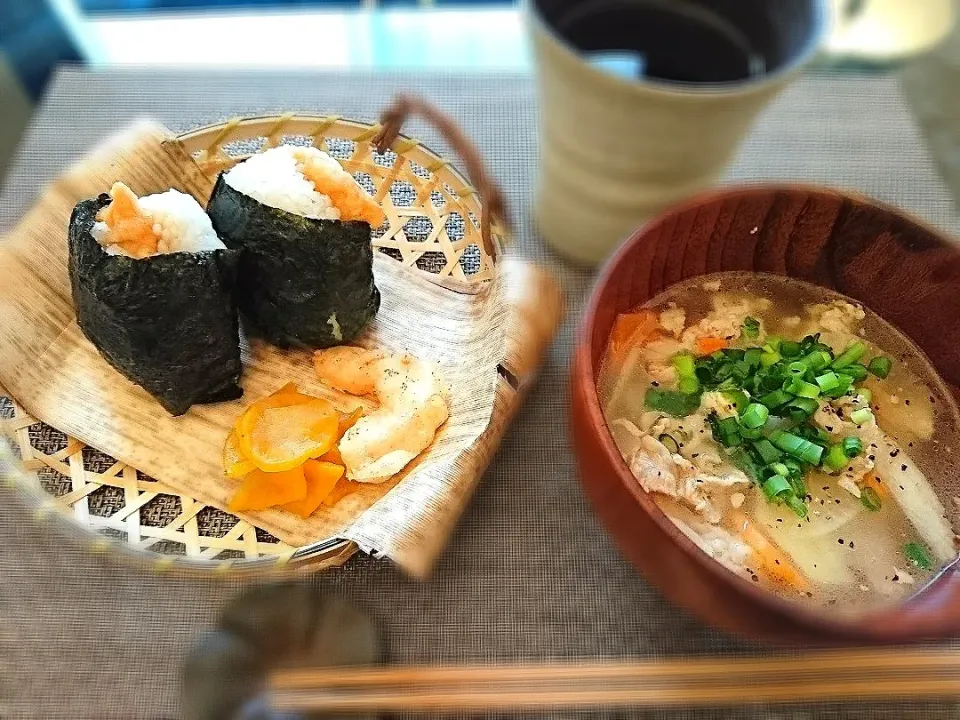 休日のお昼は、天むす🍙とすまし豚汁♪|yokoさん