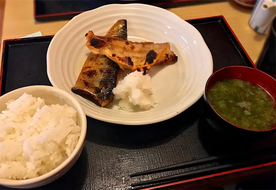 銀だらのカマ西京焼きと秋刀魚の塩焼き|toshi,I🍴さん