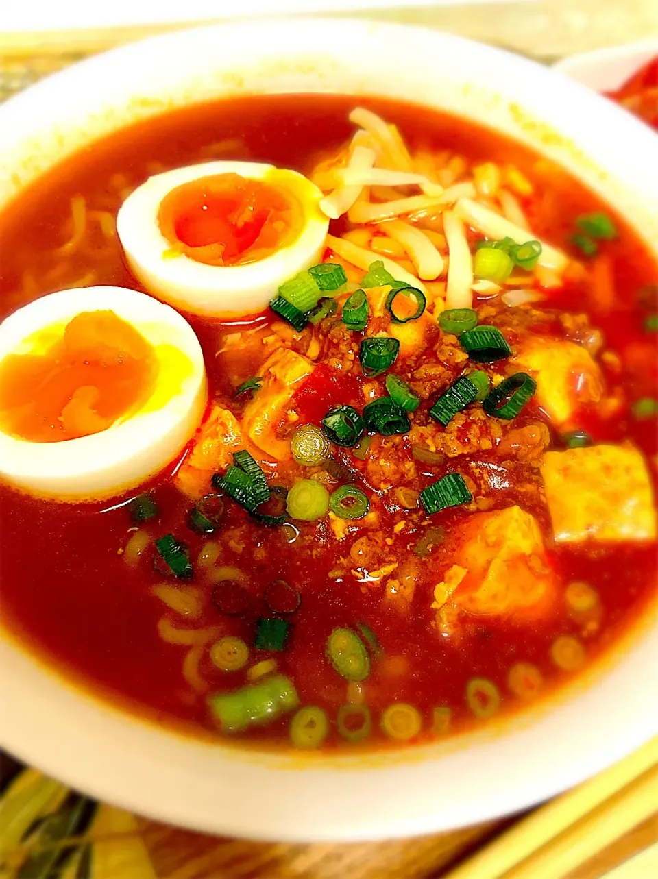 今日の夕飯☆🍜辛ラーメンにチーズ麻婆豆腐のせと半熟卵|琥珀さん