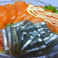 Snapdishの料理写真:キビナゴとサーモンの刺身|給食当番さん