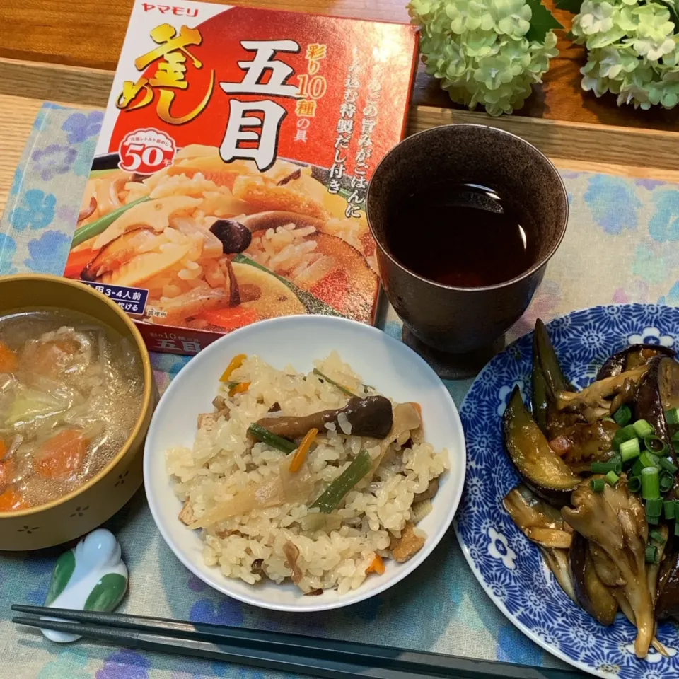 五目釜めしの素を使って炊き込みご飯🍚なすと舞茸の肉みそ炒め🍆白菜ともやしの中華風スープ 
#炊き込みご飯 #晩御飯 #五目釜めし|アスママさん