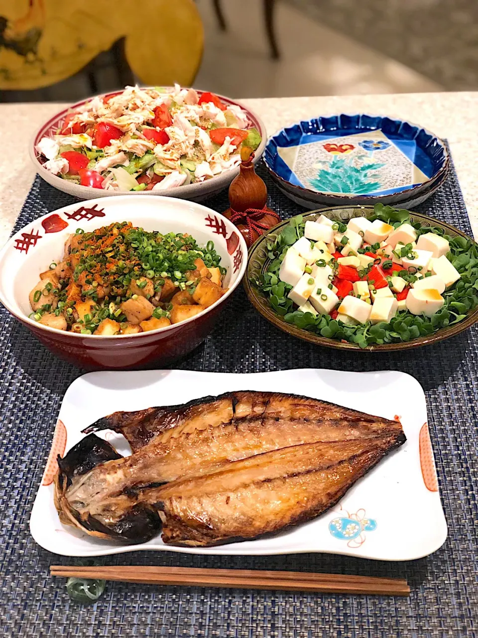 鯵の干物
厚揚げとしめじと鶏むね炒め
サラダ🥗たっぷり🥗|Mayumiさん