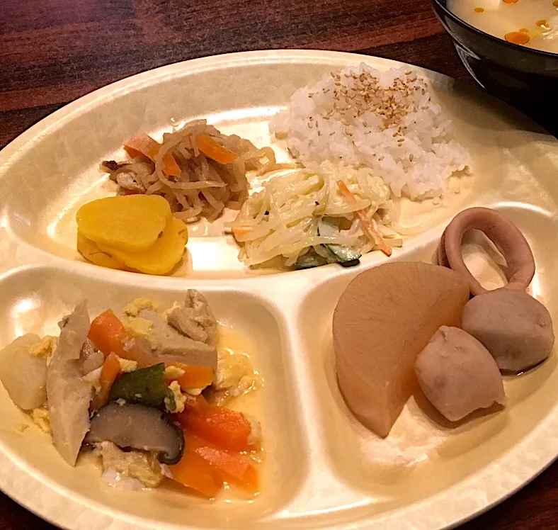 昼ごはん☀️☀️🔆
イカ里芋大根  スパサラダ  切り干し大根煮  沢庵  野菜のみそ汁など|ぽんたさん