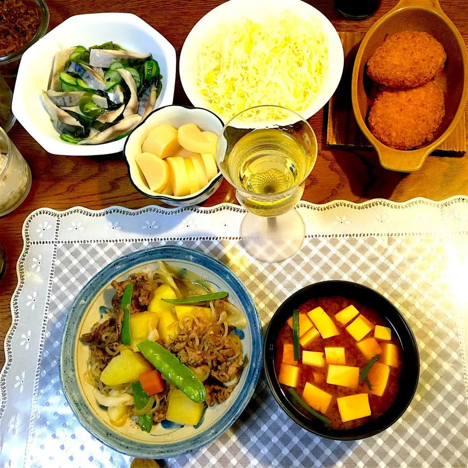 肉じゃが、胡瓜若芽しめ鯖酢の物、
コロッケ、せんキャベツ、
豆腐とネギの味噌汁|yakinasuさん