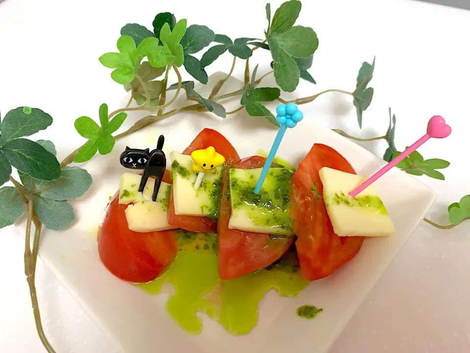 切って乗せるだけ🍅トマトカプレーゼ風♡
超手抜きおツマミでごめんちゃい🙇‍♀️|ビーグルさん