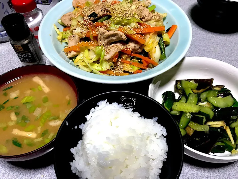 遅い時間におやつを食べたので夕飯も遅い時間になりました #夕飯 お粥白米、肉野菜炒め胡麻かけ、昆布生姜茄子キュウリ浅漬け胡麻かけ、油揚げ味噌汁|ms903さん