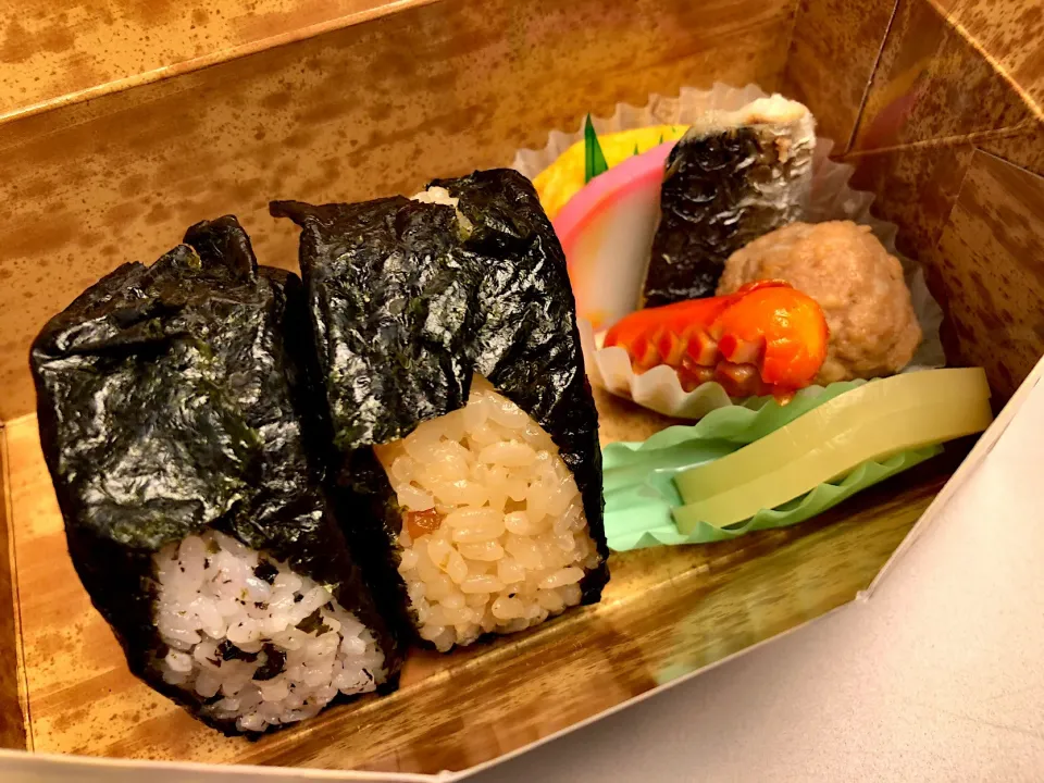 Snapdishの料理写真:朝のおむすび弁当|T. Wonderさん