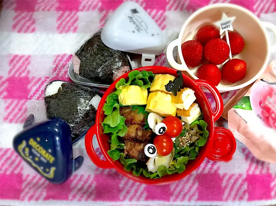 Snapdishの料理写真:🎾合同練習日のおにぎり弁当〜塩おにぎり・男梅ふりかけおにぎり・揚げシュウマイ・玉子焼き・ほうれん草お浸し・チーちく・イチゴ〜
 #お弁当  #おにぎり  #おにぎり弁当|華恋さん