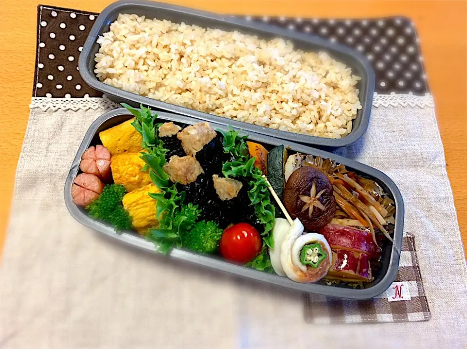 お魚バーグ🐟
卵焼き🍳
きんぴら🥕
かぼちゃ、レンコン、椎茸ソテー🍄
ちくわ＋オクラ＋梅🌀
さつまいもの煮物🍠
ウインナー🌸
🥦🍅🍚|あやこさん