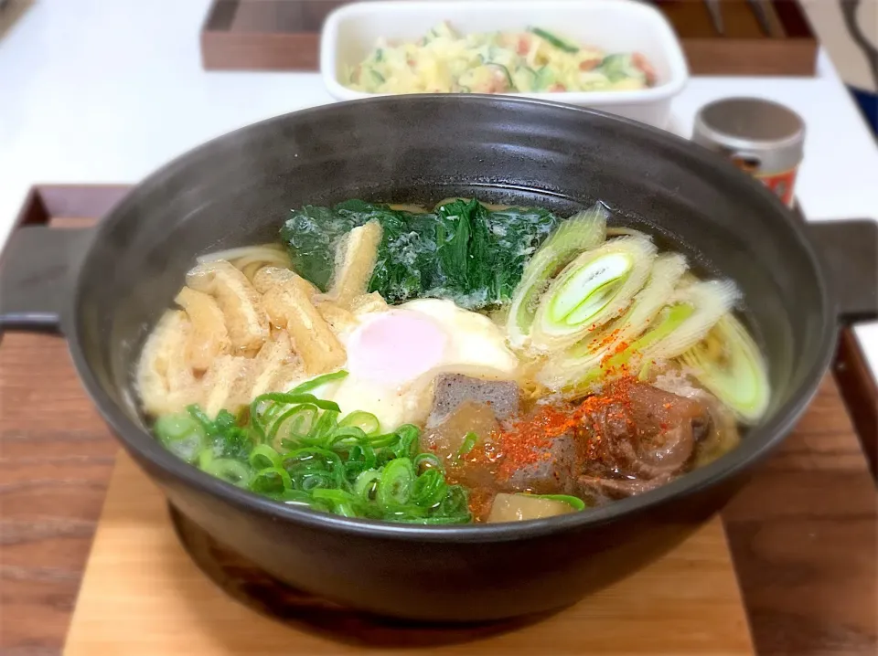 鍋焼きうどん。卵、ほうれん草、油揚げ、ネギ、牛スジ煮込み。|yukiさん