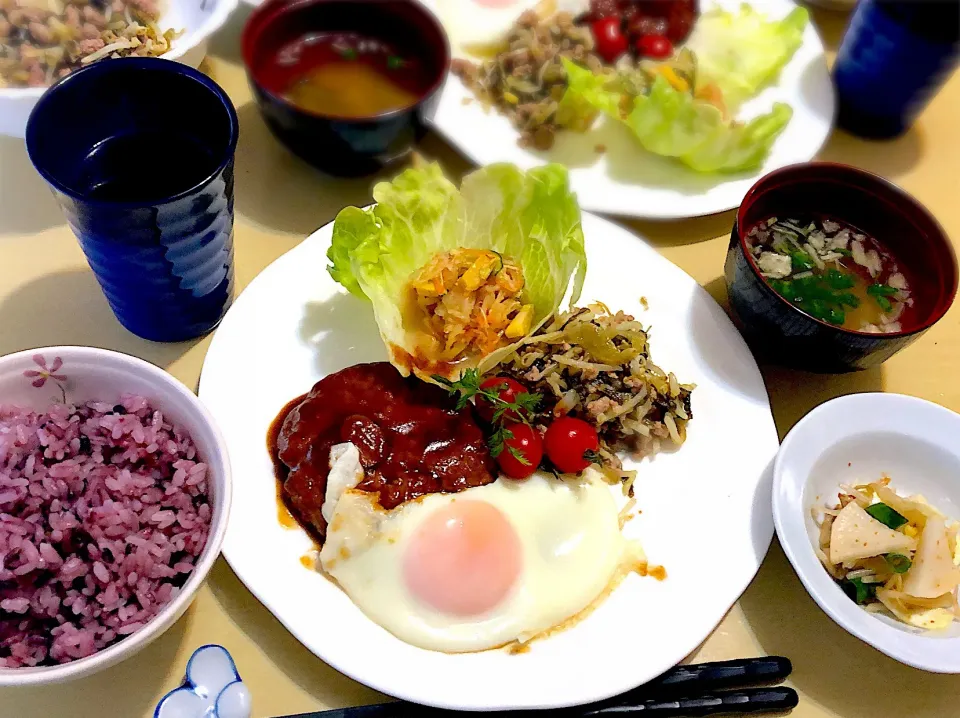 4／27昼食  #昼ごはん  •ハンバーグ/サラダ/目玉焼き/もやし高菜炒め •残り野菜のラー油漬け •黒米ご飯 •味噌汁 ‥手料理マーク付けて良いか迷う。チルドハンバーグとインスタントみそ汁活用(^◇^;)‥|おさんどんさん