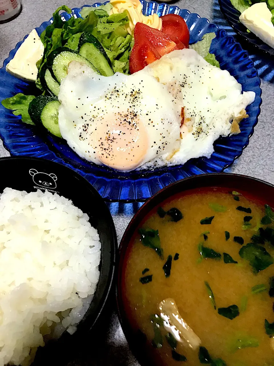 Snapdishの料理写真:#朝食  #昼飯 お粥白米、モッツァレラトマトキュウリレタスサラダ、目玉焼き(ターンオーバーじゃないやつ)、麩ワカメ味噌汁|ms903さん