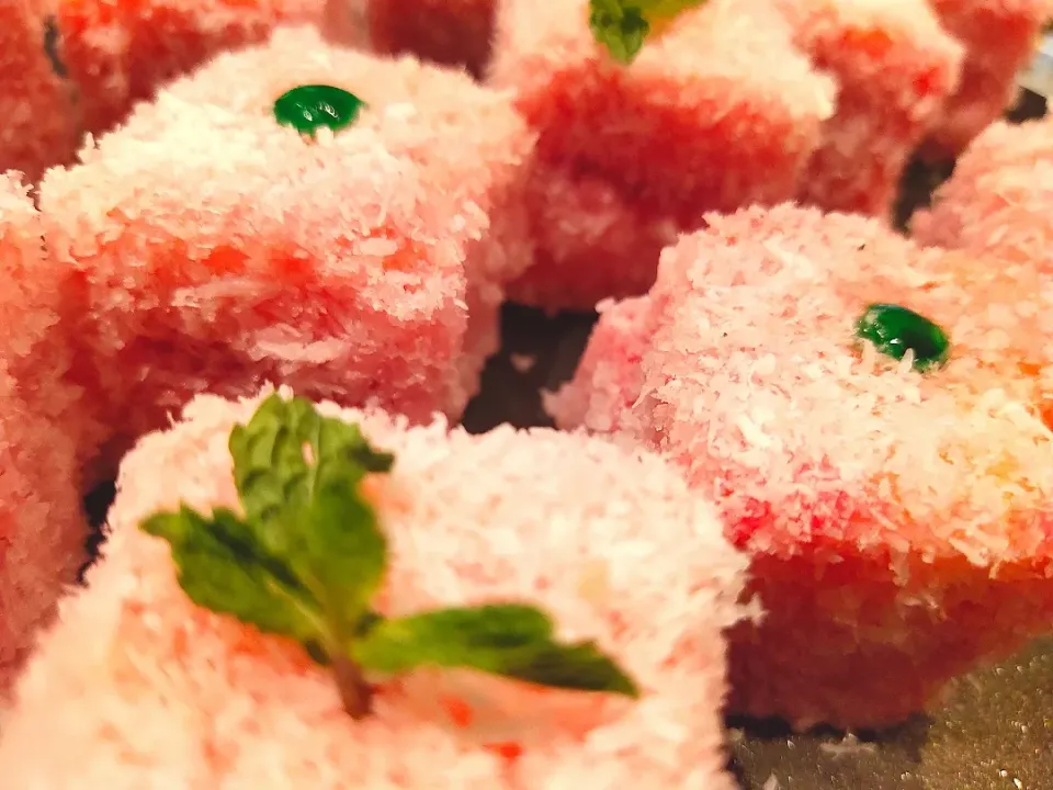 strawberry lamington|Hemant Suranaさん