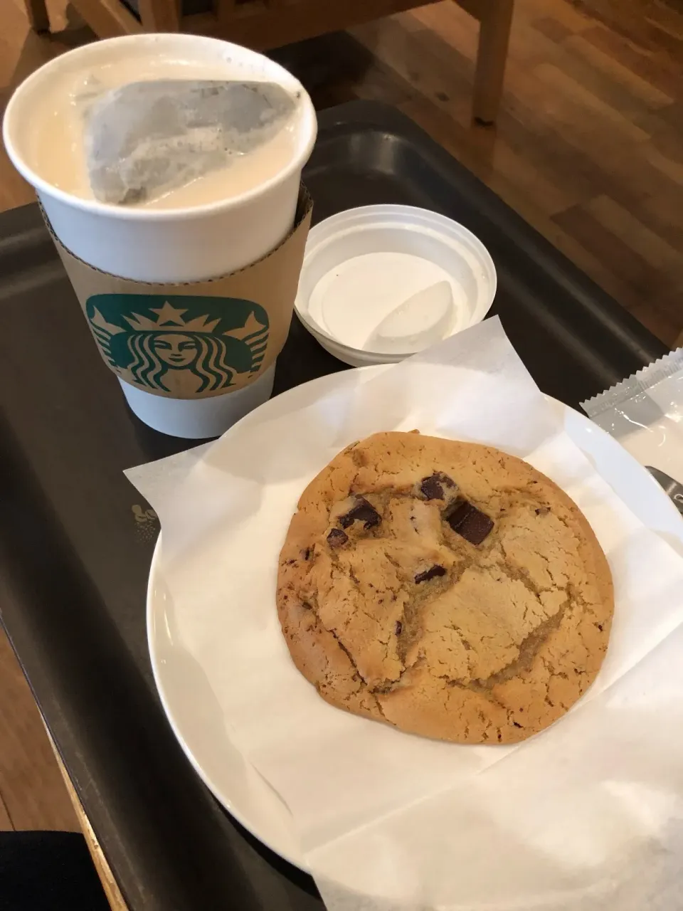 ほうじ茶ラテとチョコチップクッキー🍪|Sakikoさん