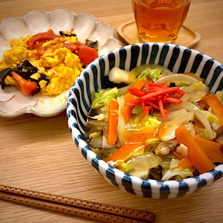 Snapdishの料理写真:きょうの夜ごはん#春キャベツで中華丼#卵とトマトの炒めもの#野菜たっぷり#ひとりごはん|ゆかｕさん