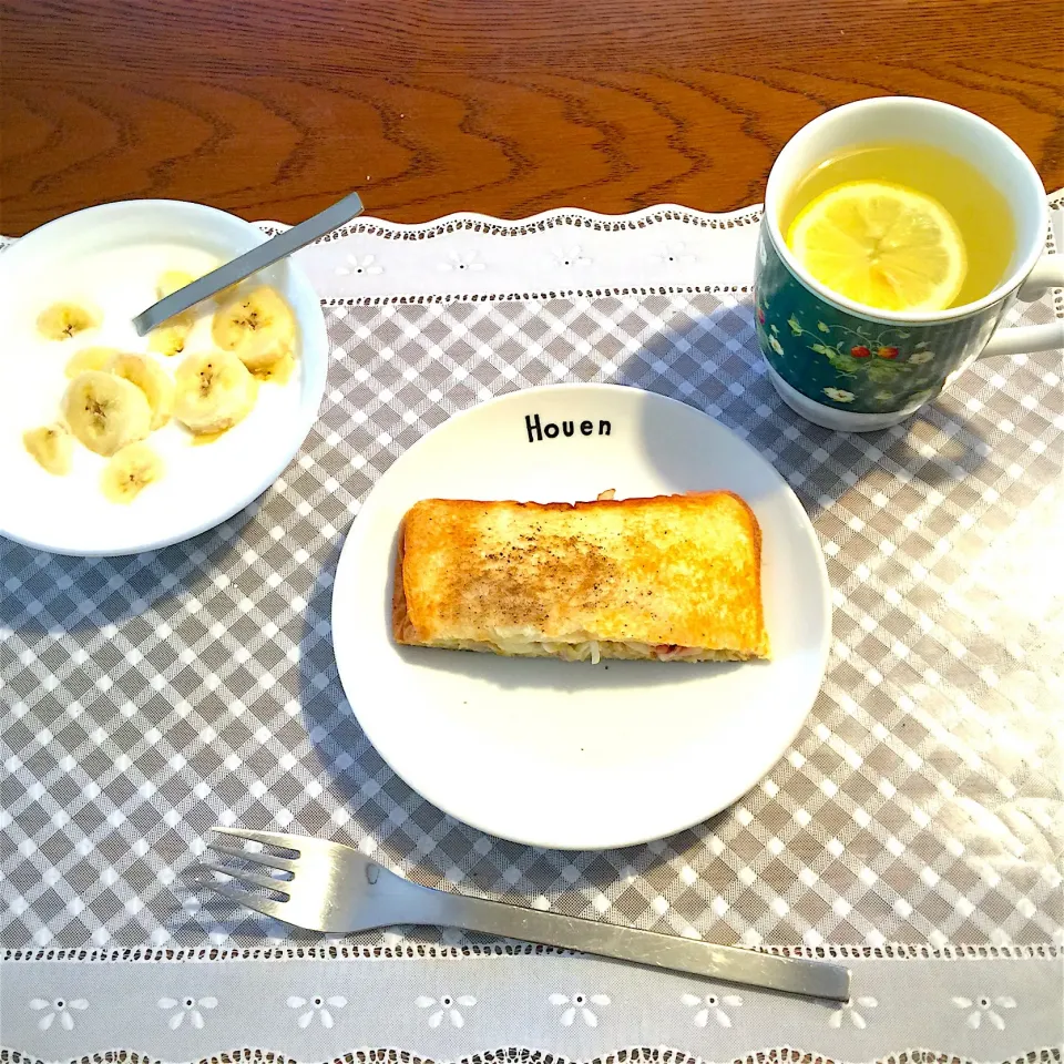 Snapdishの料理写真:キャベツとベーコン炒めに、マヨチーズを
はさんだホットサンド、レモネード、
ヨーグルトバナナ|yakinasuさん