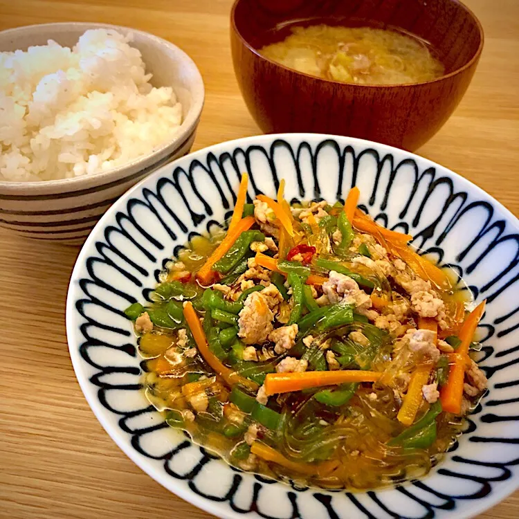 きょうの朝ごはん#ピリ辛春雨炒め#茗荷ととろろ昆布の味噌汁#炊きたてご飯 #ひとりごはん|ゆかｕさん