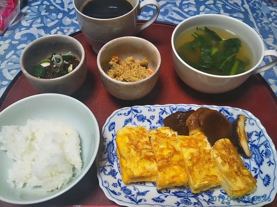 よねばーばの朝ごはん
甘口の卵焼き、椎茸のソテー添え
蕪の葉の味噌汁
もずく酢柚ポン酢、
おからと野菜の煎り煮
ご飯、コーヒー|yoneばーばさん