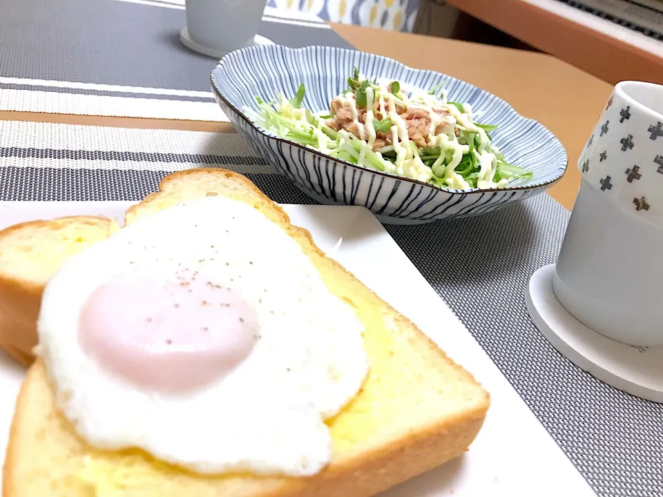 朝ごはん🍽目玉焼き食パン水菜のサラダ|mimaさん