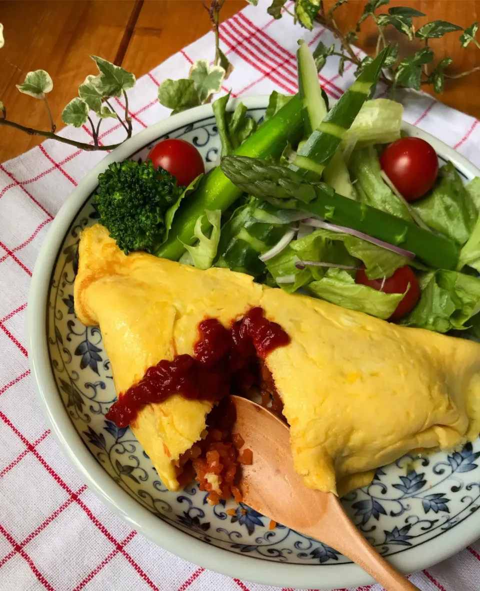 Snapdishの料理写真:🍳お腹いっぱい食べても罪悪感ナシ❗️🥄ご飯🍚は使わない、カリフラワーライスのオムライス プレート🥗|Hollyさん