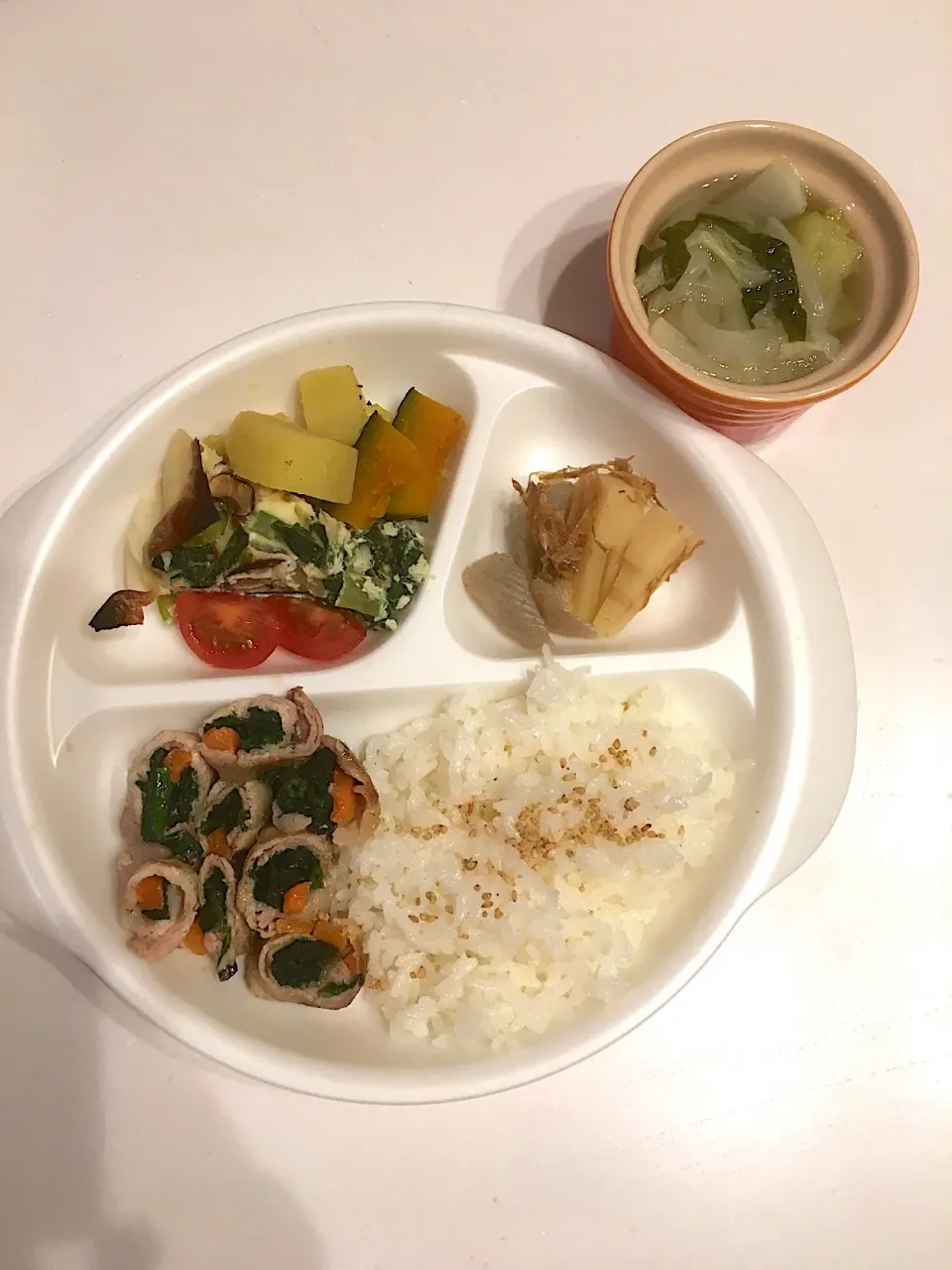 Snapdishの料理写真:1歳8ヶ月ご飯(4/17水)
ほうれん草人参肉巻き|airi-nさん