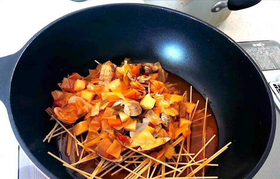 余ったトマトチャウダーで、フライパンひとつパスタ🍝|ヨッチャンさん