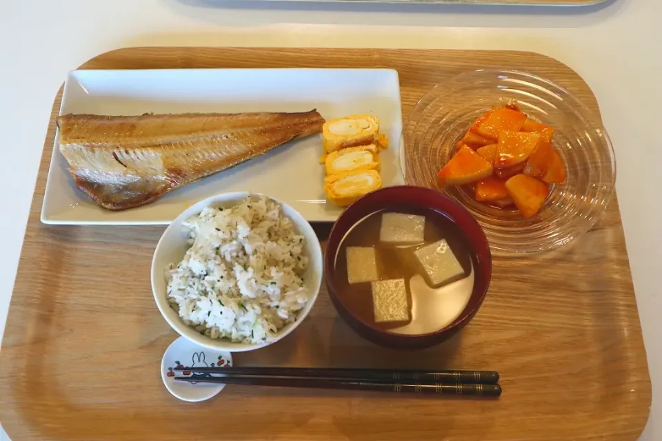 Snapdishの料理写真:今日の夕食 ほっけ、甘酒入り卵焼き、大根のコチュジャン和え、麦ご飯、高野豆腐とわかめの味噌汁|pinknari🐰🌈さん