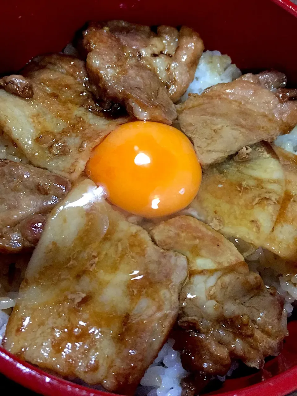 豚ロース&バラのスタミナ甘辛丼卵乗せ|とっしぃさん