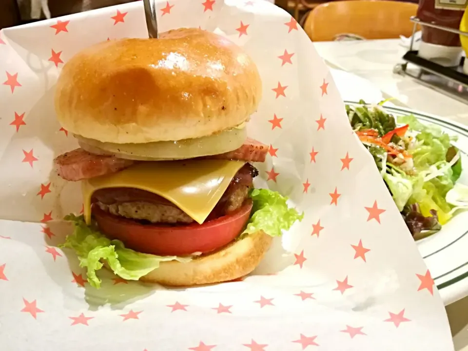 八尾外環沿い
チャレンジャー88
ベーコンチーズバーガー
ずっしり重い🍔|korinoさん