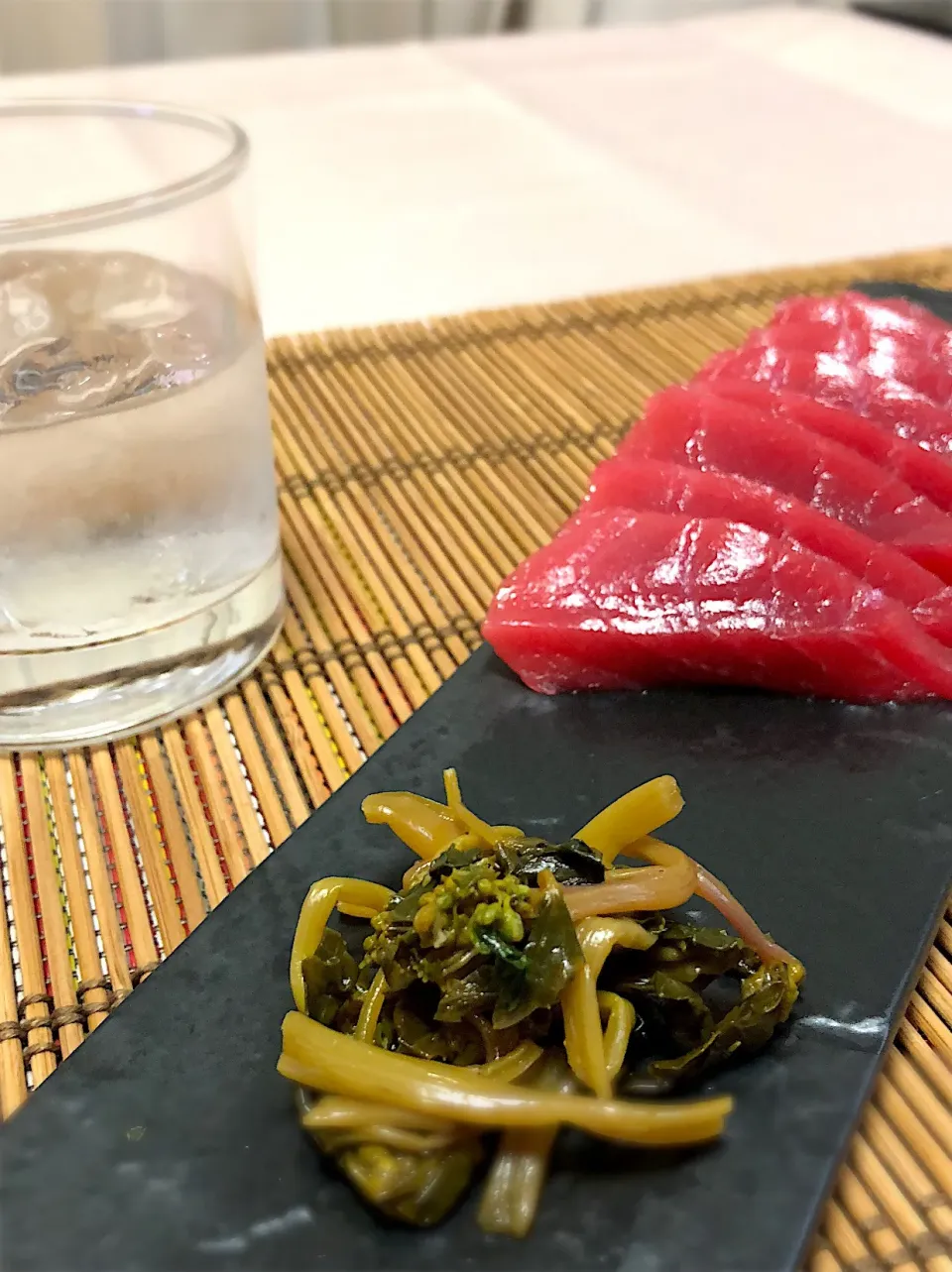 今夜の晩酌♪
三重県産生まぐろ
実家から貰った新物のワサビ漬け
国産クラフトジン「六」と共に|Fuji's kitchenさん