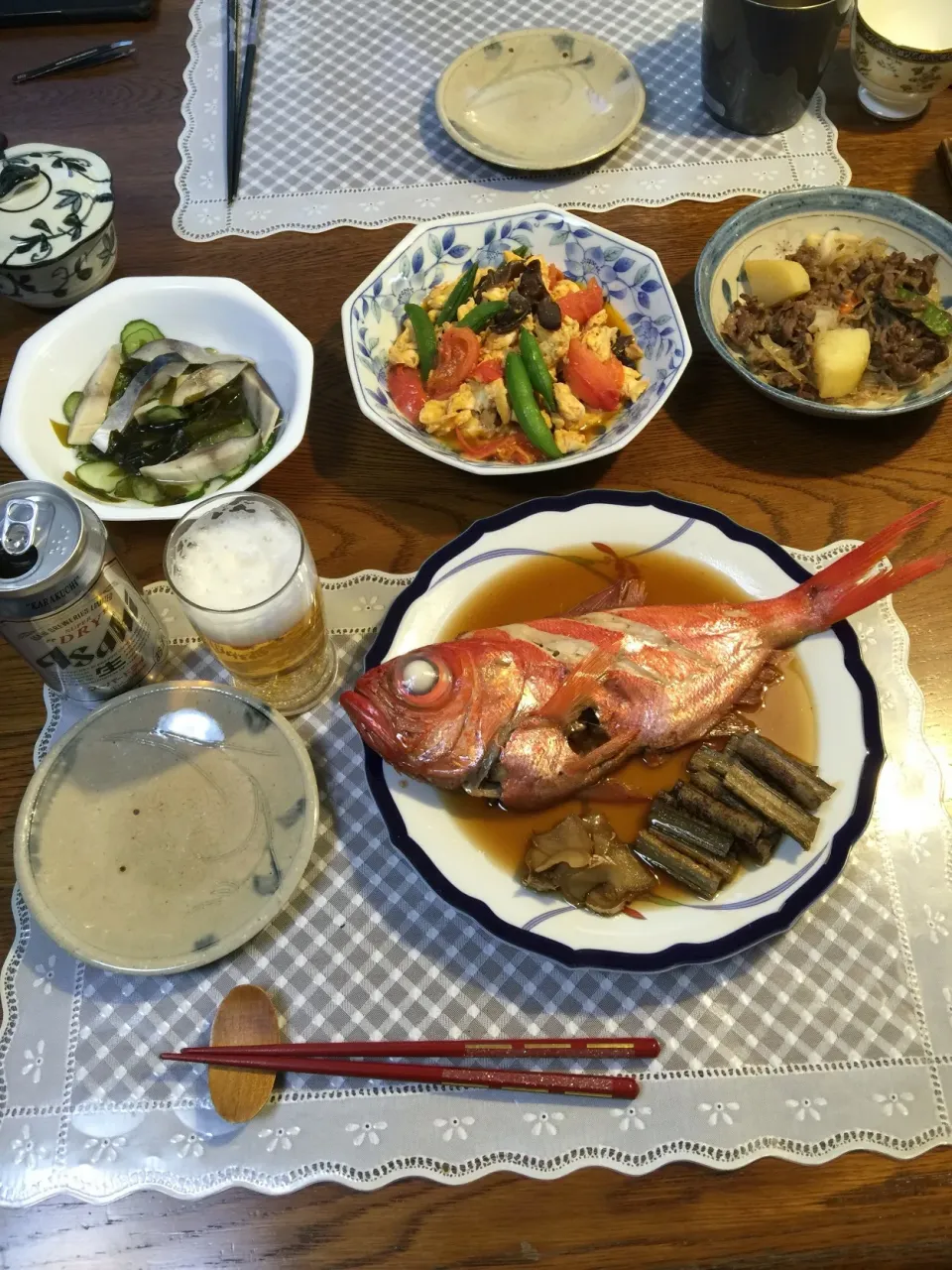 Snapdishの料理写真:金目鯛の姿煮、トマトとスナップエンドウ
生キクラゲの卵炒め、ビール、
昨夜の残り物の肉じゃがと、酢の物|yakinasuさん